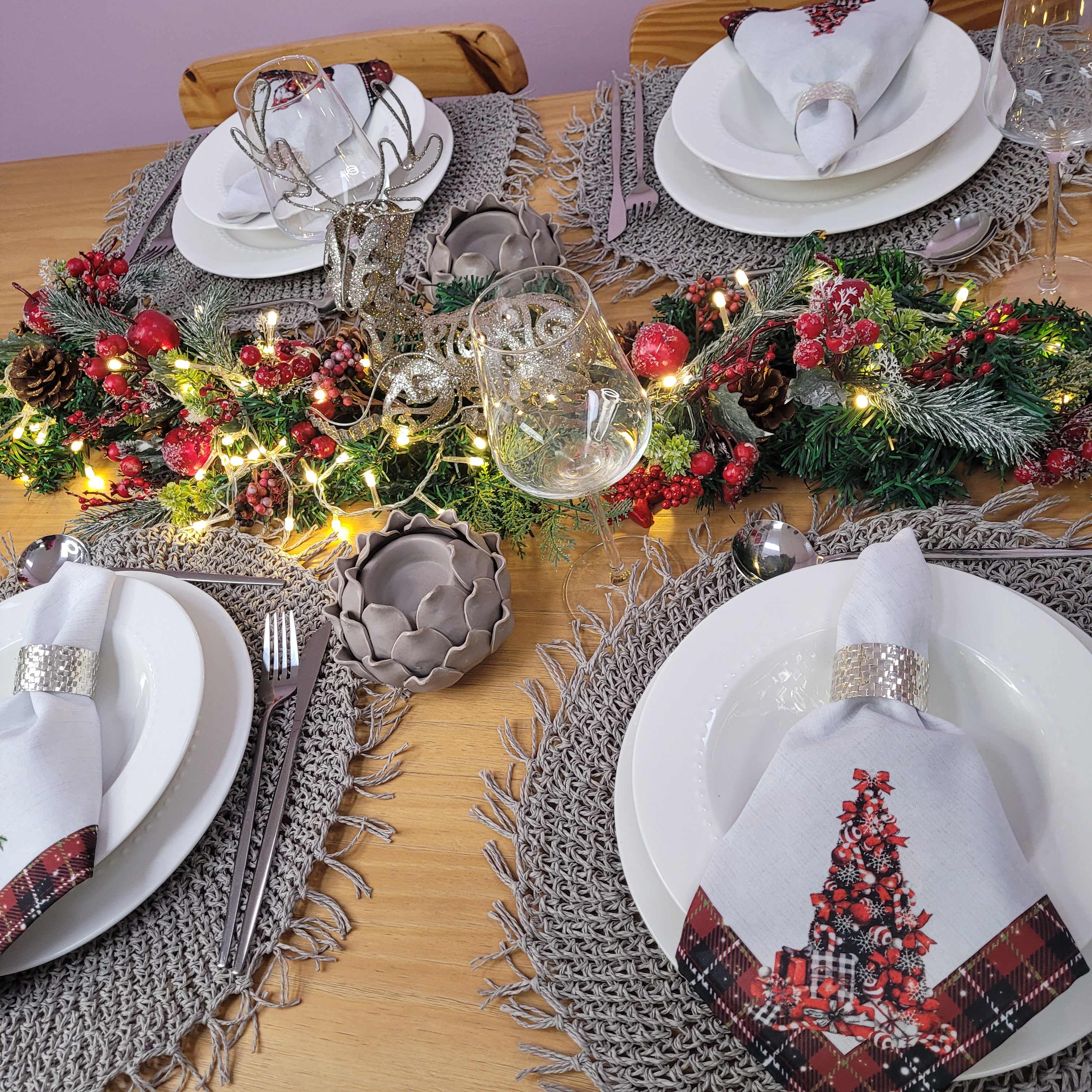 Charlo's Cloth Napkins Set of 4 Sleigh Santa Claus 16