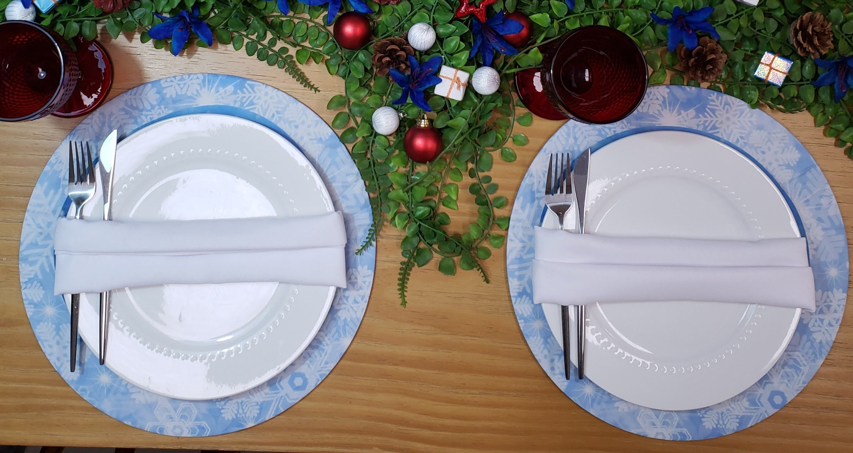 Set of 4 Round Placemats Covers Christmas Santa Cap Cloth 14