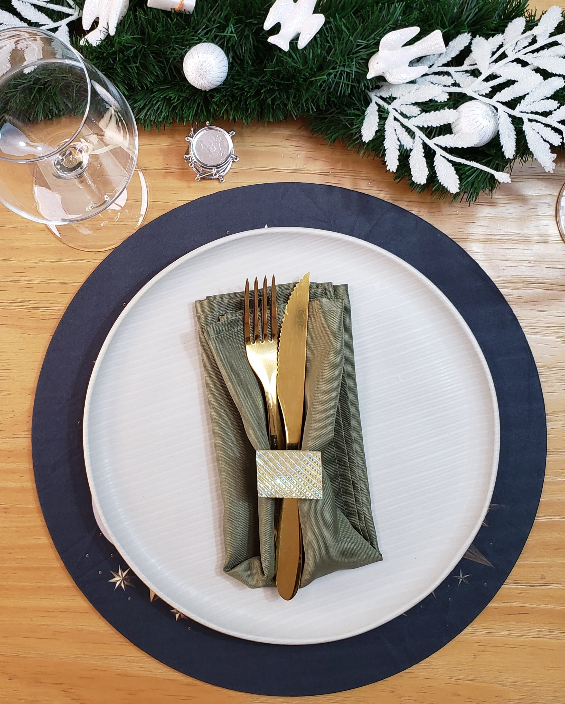 Set of 4 Round Placemats Covers Merry Christmas Cloth 14