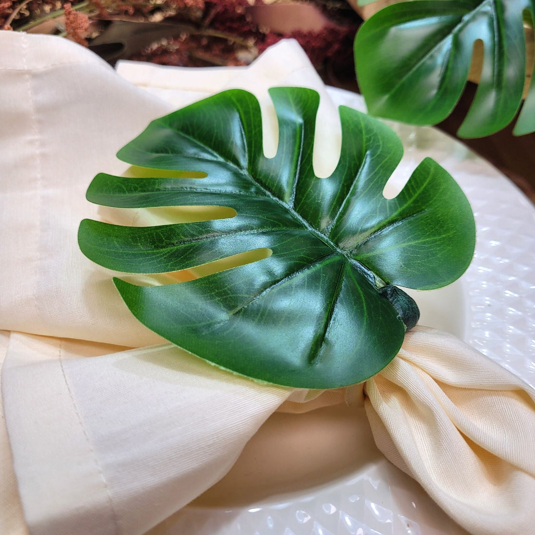 Maison Charlô | Wholesale Set 30 or 60 Green Monstera Leaf Napkin Rings Ecofriendly Pack