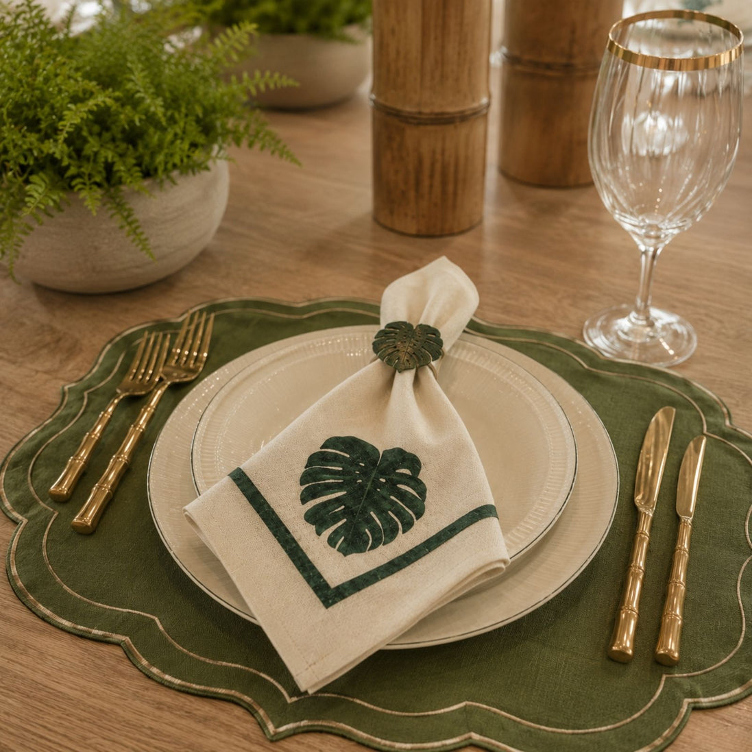 Charlo’s Set of 4 Cloth Napkin Minimalist Monstera 18" x 18"