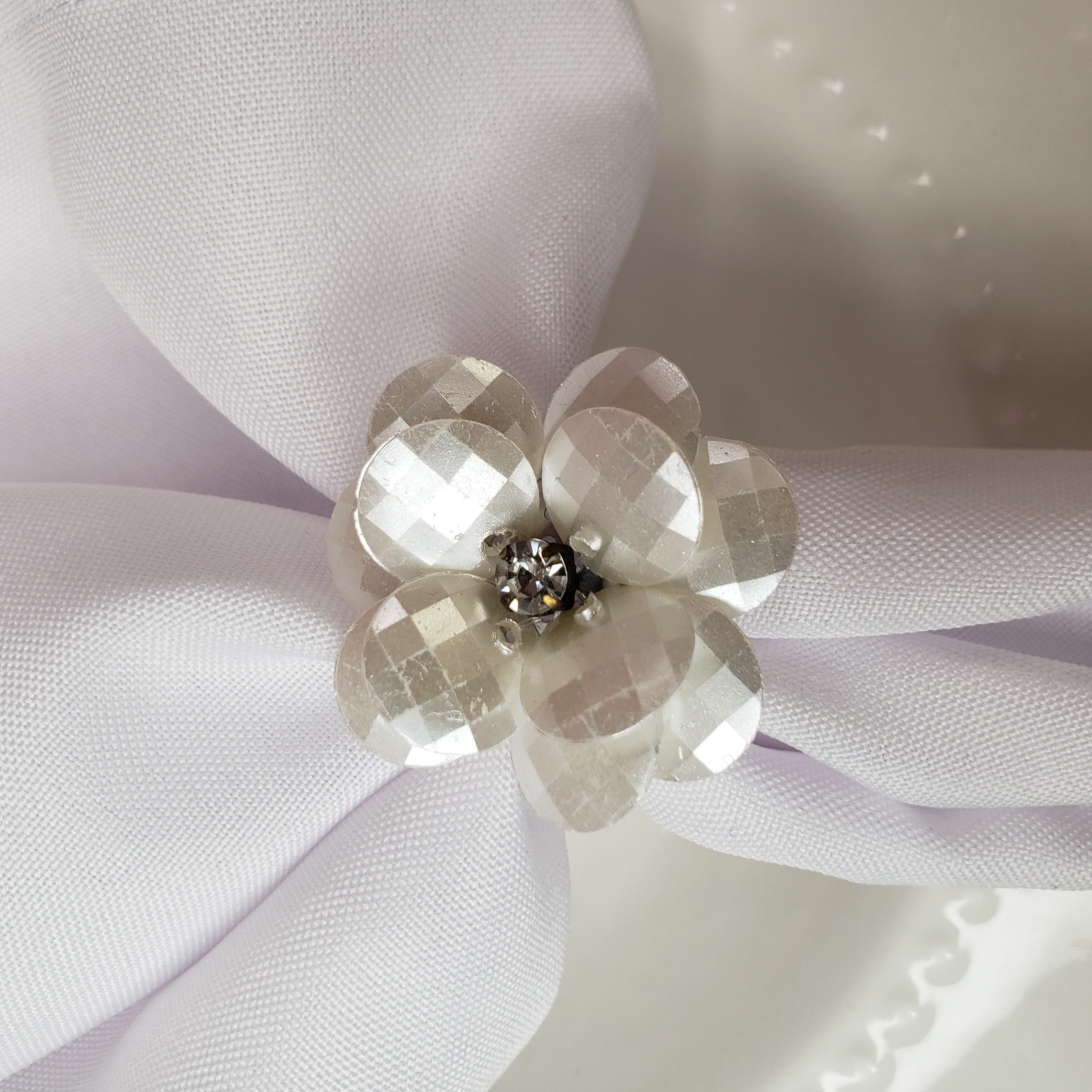 Maison Charlô | Set of 4 Delicate Flower Napkin Rings | Wedding, Thanksgiving, Christmas, New Year, Wedding, Banquet, Birthday